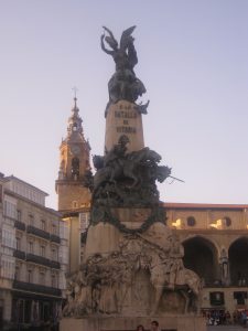Monumento_a_la_Batalla_de_Vitoria._Al_fondo,_Iglesia_de_San_Miguel._Vitoria-Gasteiz