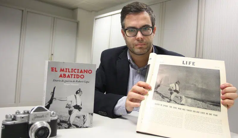 Miquel Manzano en la presentación de El miliciano abatido. Diario de guerra de Robert Capa.