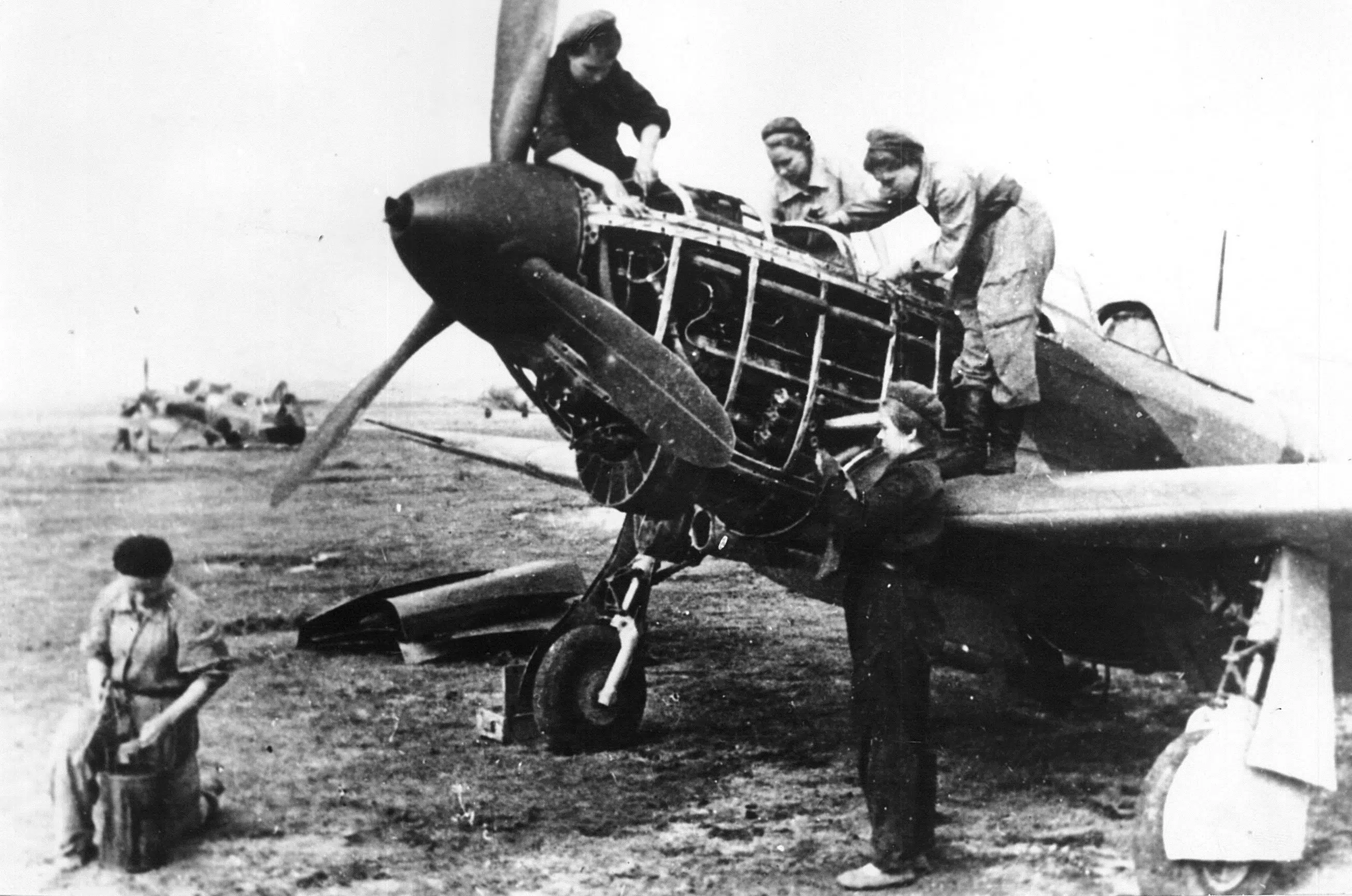 Mechanics on a Yak, Stalingrad. Nina Shebalina is in the middle