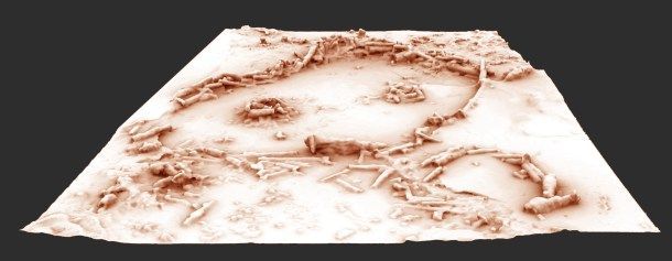 Restitution 3D des structures de la grotte de Bruniquel après la suppression des repousses stalagmitique récentes. Il ne sagit donc pas dune vue de la structure telle quelle se présente aujourdhui. Cette grotte comporte des structures aménagées datées denviron 176 500 ans. Léquipe scientifique a développé un nouveau concept, celui de « spéléofacts », pour nommer ces stalagmites brisées et agencées. Linventaire de ces 400 spéléofacts montre des stalagmites agencées et bien calibrées qui totalisent 112 mètres cumulés et un poids estimé à 2,2 tonnes de matériaux déplacés. Ces structures sont composées déléments alignés, juxtaposés et superposés (sur 2, 3 et même 4 rangs). Cette découverte recule considérablement la date de fréquentation des grottes par lHomme, la plus ancienne preuve formelle datant jusquici de 38 000 ans (Chauvet). Elle place ainsi les constructions de Bruniquel parmi les premières de lhistoire de lHumanité. Ce modèle 3D est construit à partir dune série de photographies réalisées par Pascal Mora. Ces travaux ont été menés par une équipe internationale impliquant notamment Jacques Jaubert de luniversité de Bordeaux, Sophie Verheyden de lInstitut royal des Sciences naturelles de Belgique (IRSNB) et Dominique Genty du CNRS, avec le soutien logistique de la Société spéléo-archéologique de Caussade, présidée par Michel Soulier. UMR5199 DE LA PREHISTOIRE A L'ACTUEL : CULTURE, ENVIRONNEMENT ET ANTHROPOLOGIE 20160048_0005