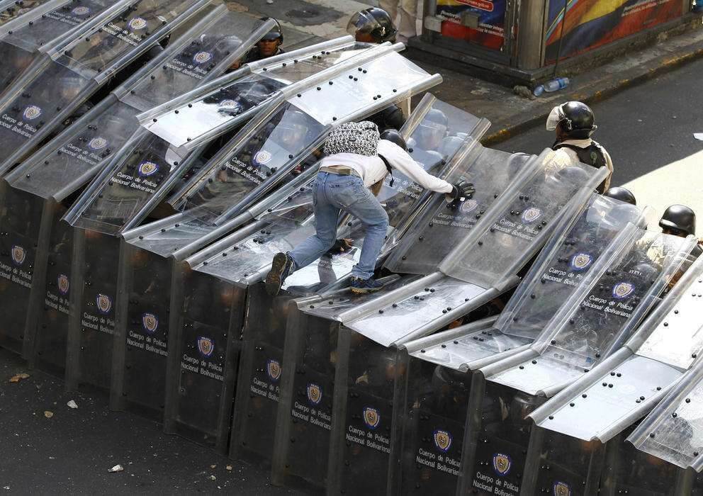 caracas policía testudo